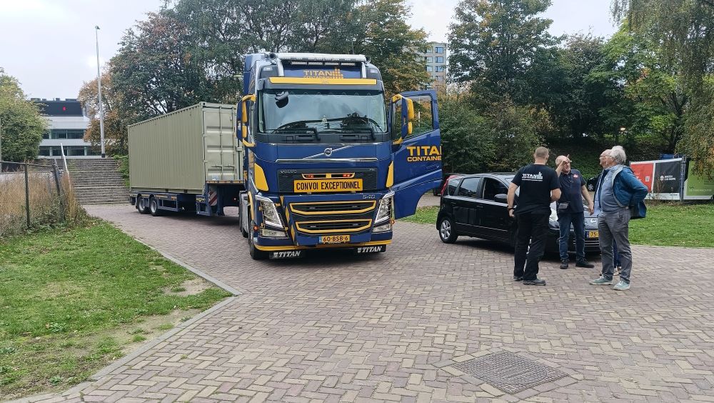 Aankomst vrachtwagen met container